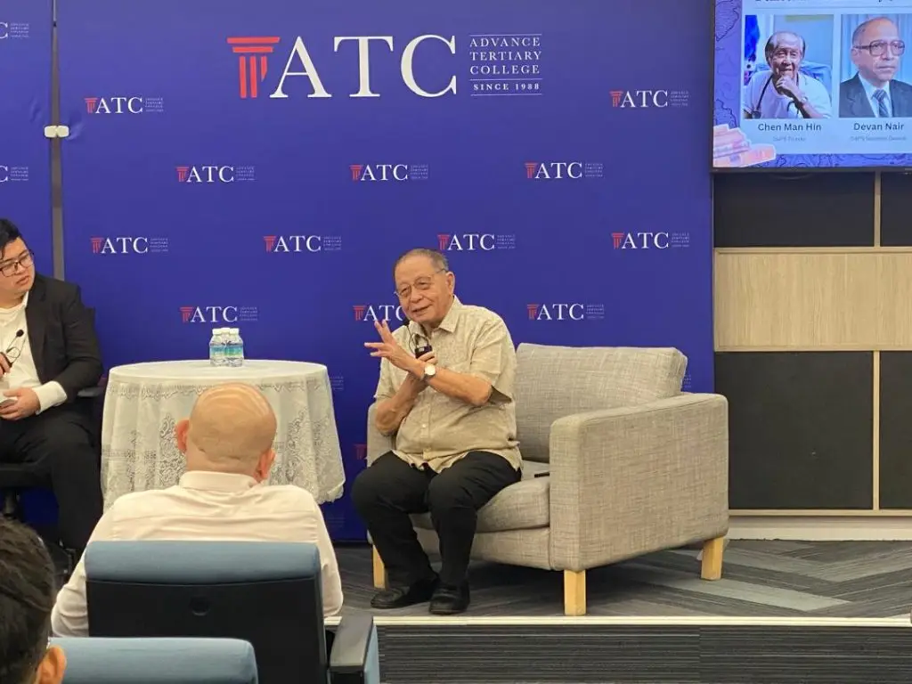 Tan Sri Lim Kit Siang speaking to students at Advance Tertiary College KL Campus, sharing political insights and leadership stories during a special event, with Christopher Leong and YB Lau Weng San in attendance.