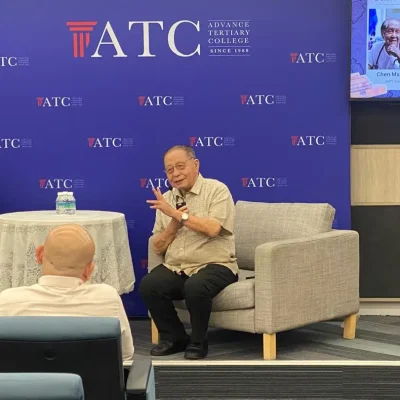Tan Sri Lim Kit Siang speaking to students at Advance Tertiary College KL Campus, sharing political insights and leadership stories during a special event, with Christopher Leong and YB Lau Weng San in attendance.