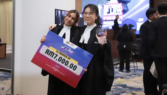 Lara Ashley Kaur Lopez and Lee Wai Ying holding the first runner-up trophy and RM7,000 prize