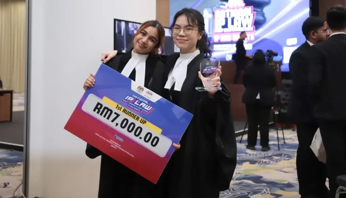 Lara Ashley Kaur Lopez and Lee Wai Ying holding the first runner-up trophy and RM7,000 prize
